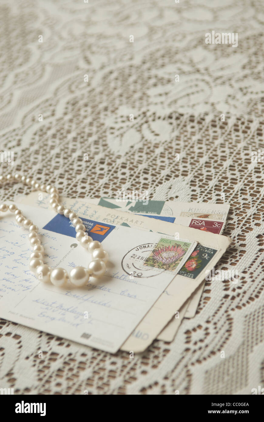 Collana di perle e cartoline d'epoca Foto Stock