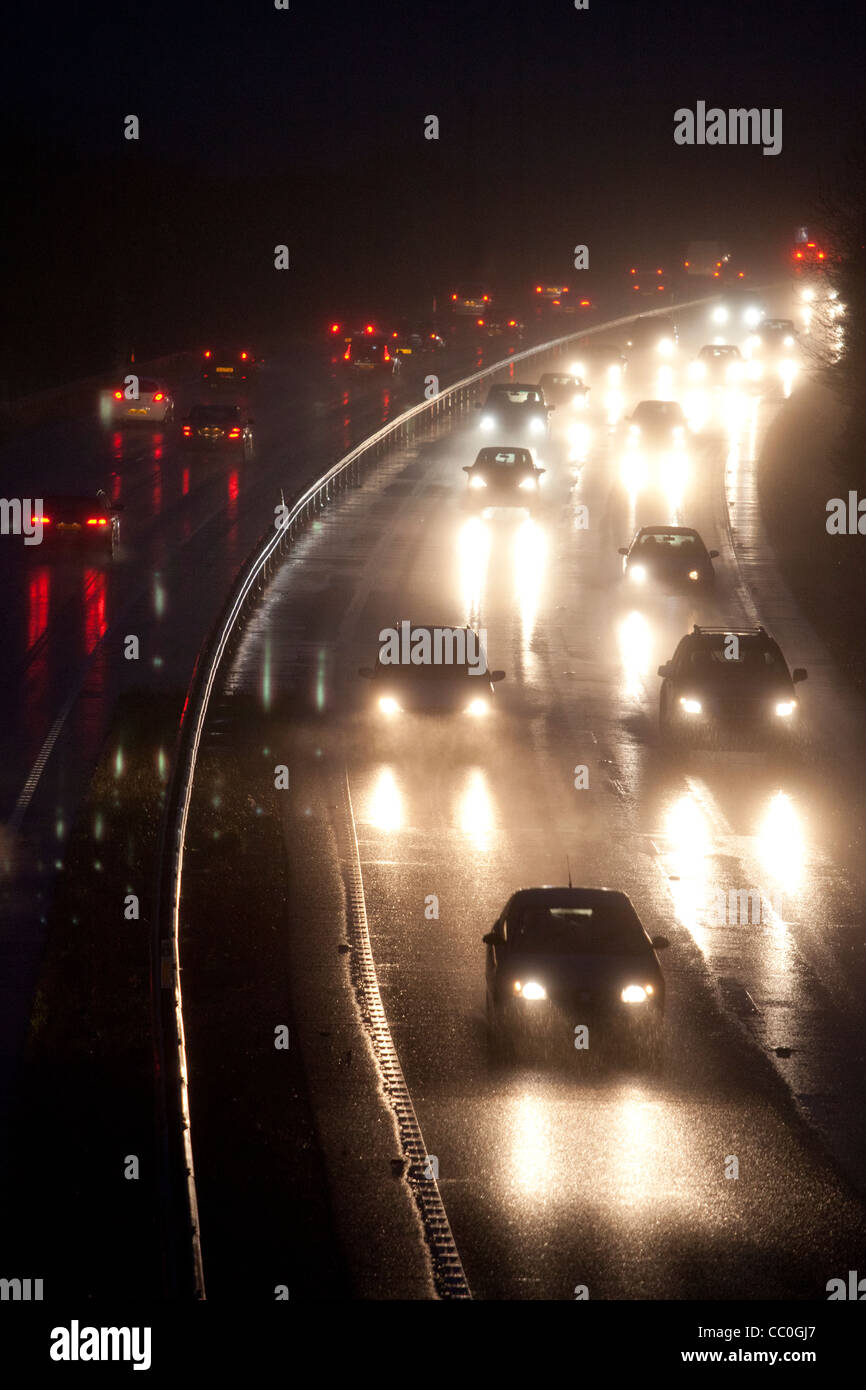 Autovetture e Veicoli di notte su una strada a doppia carreggiata in wet cattiva visibilità pericolose condizioni di guida,oxfordshire,Inghilterra Foto Stock