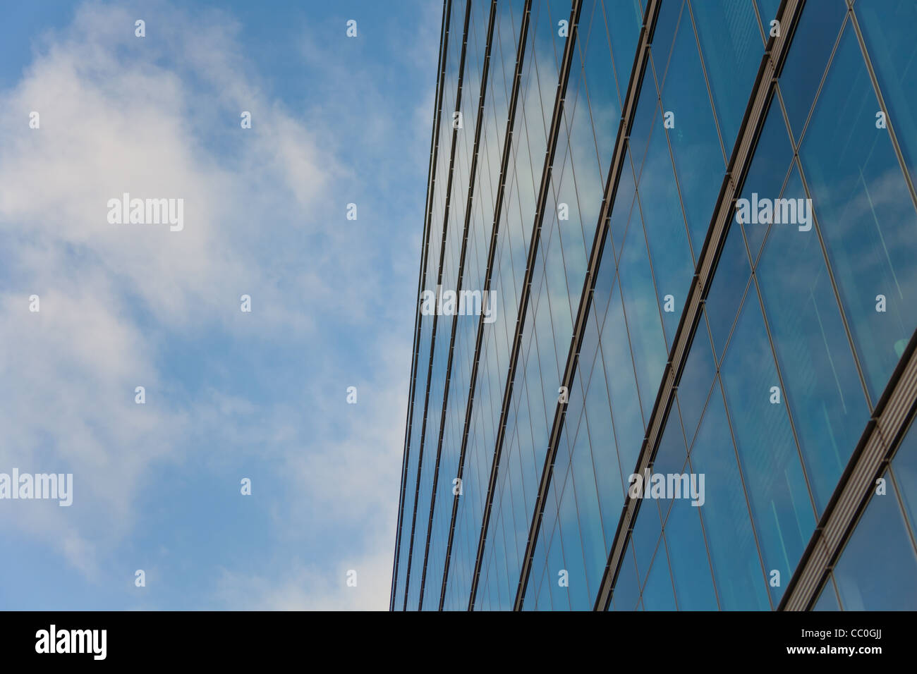 Edificio per uffici superficie esterna contro la giornata soleggiata sky Foto Stock