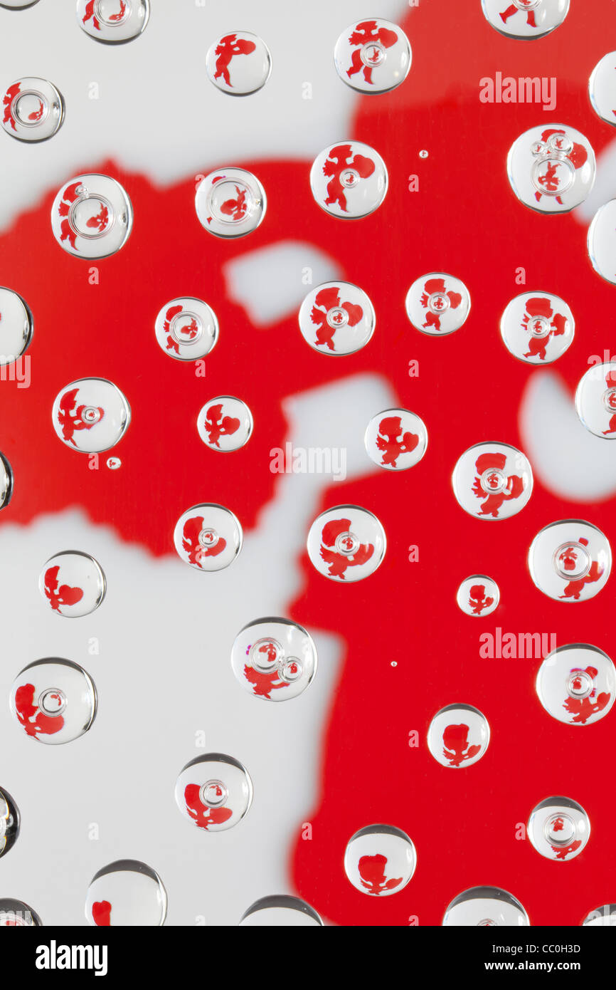 Un cherubino San Valentino portando un cuore, visto attraverso le gocce di pioggia Foto Stock