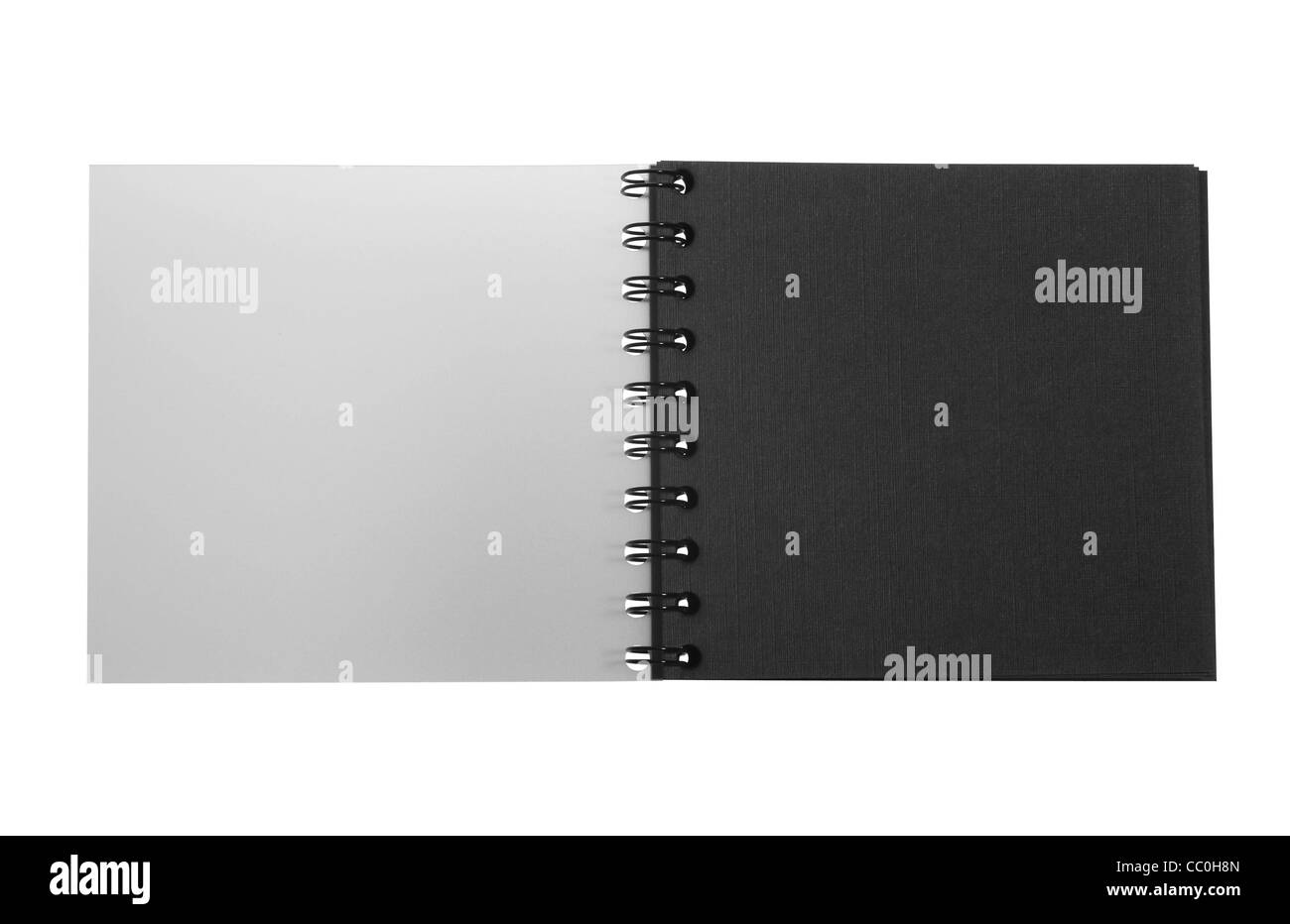 Studio fotografico di un oscuro opuscolo con rilegatura a spirale isolato su bianco con tracciato di ritaglio Foto Stock