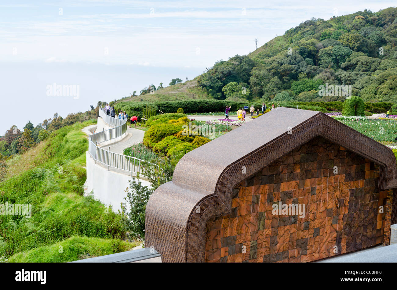 Pietra scolpita murale in parte anteriore del giardino del re della Pagoda in Doi Inthanon National Park nel nord della Thailandia Foto Stock