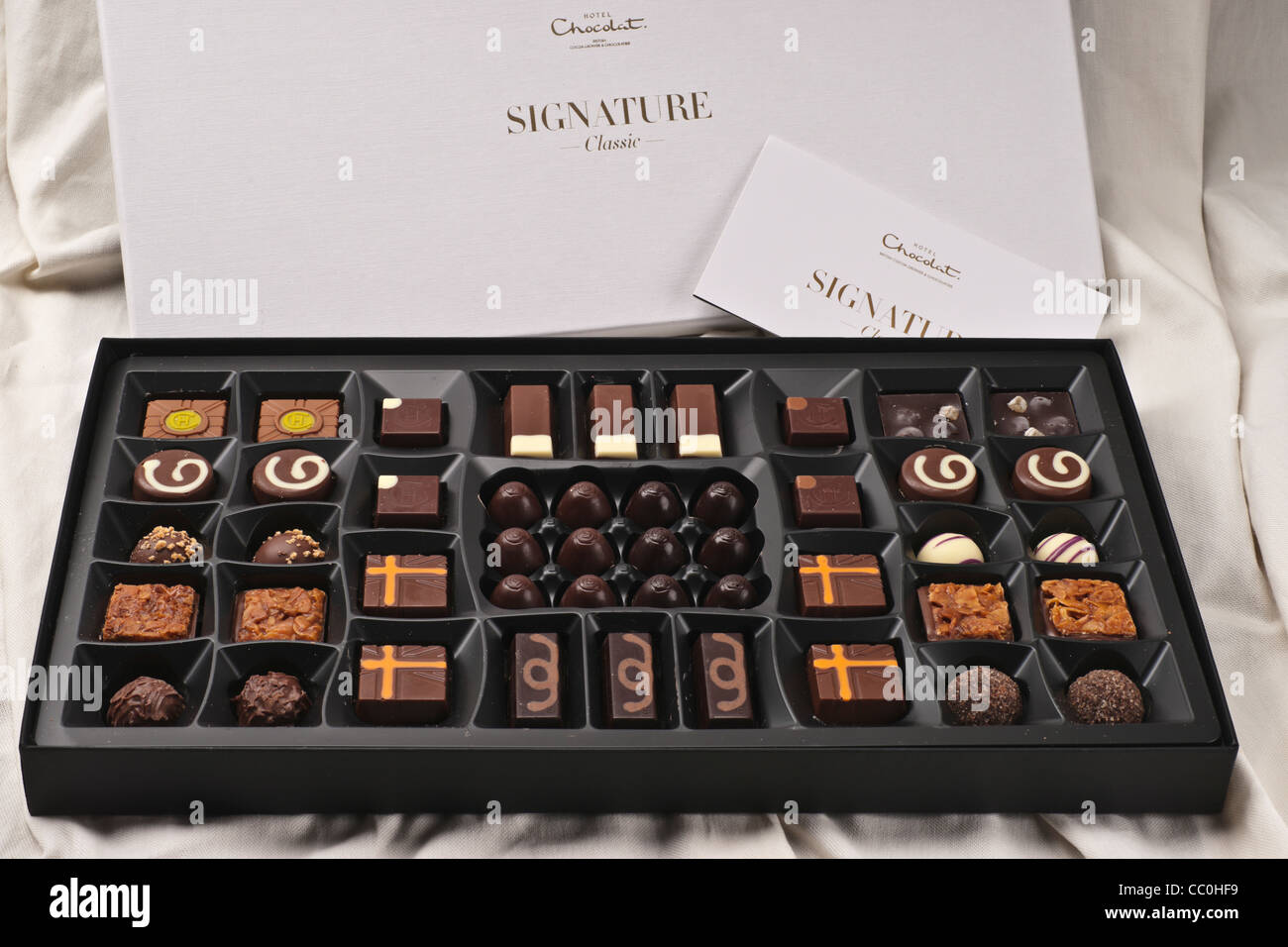 Hotel Chocolat di qualità premium confezione regalo cioccolatini fatti a mano in Gran Bretagna. La raccolta di firme. Foto Stock