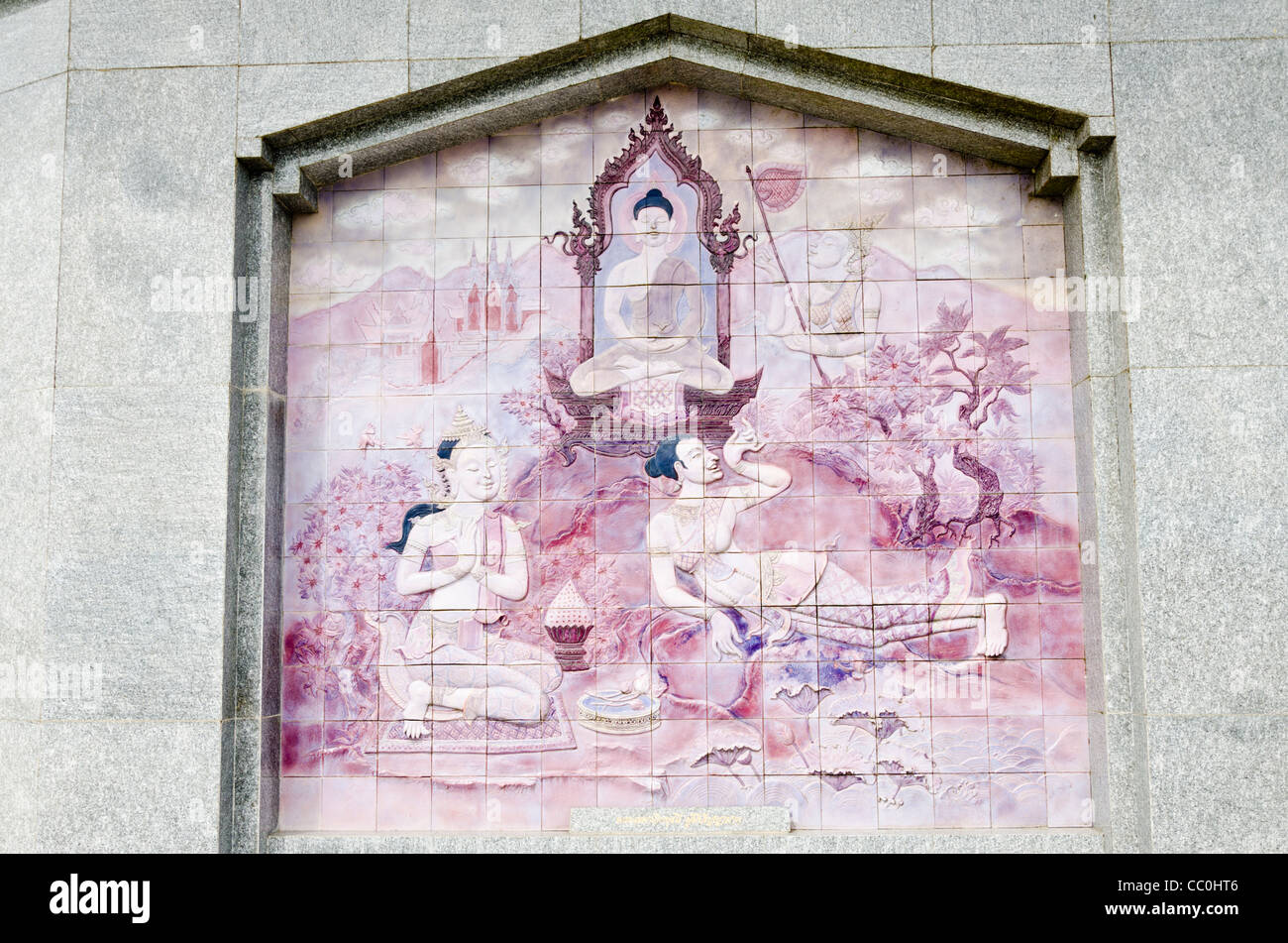 E scolpito in marmo dipinto murale buddista a Queen's pagoda in Doi Inthanon National Park nel nord della Thailandia Foto Stock
