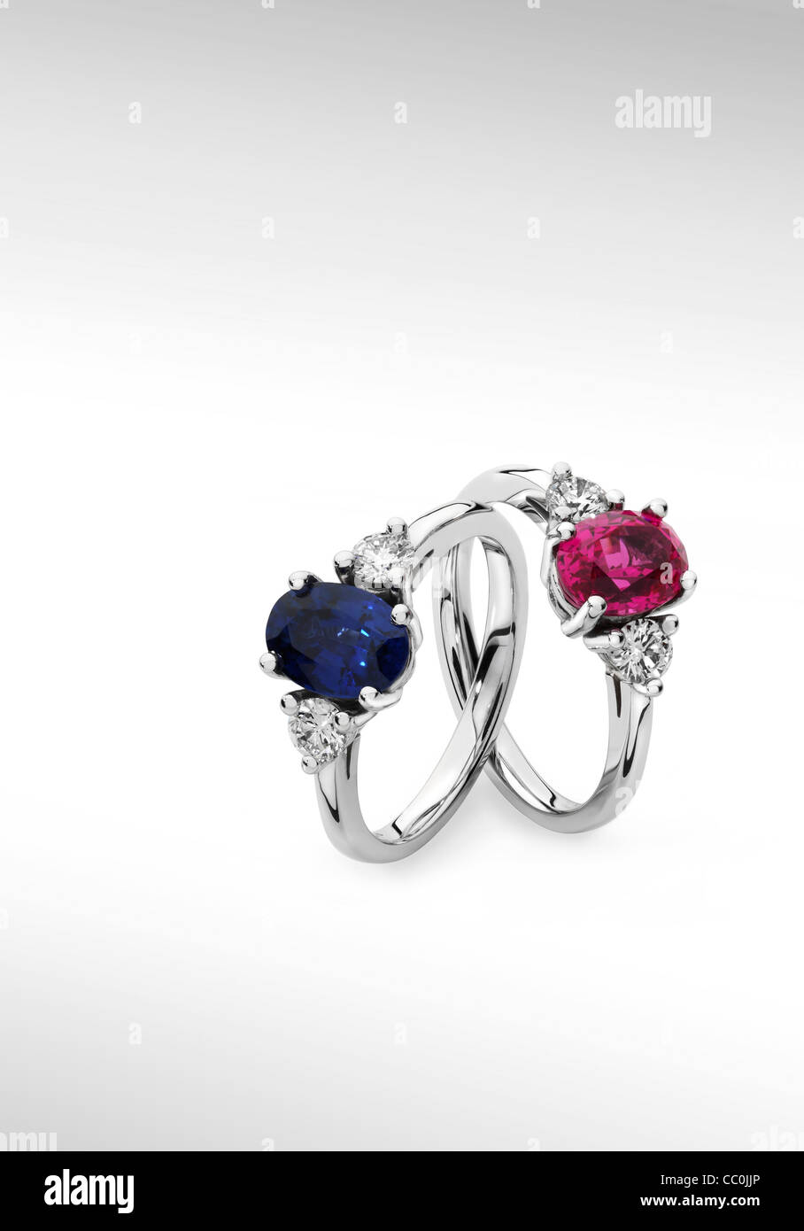 Due anelli di platino uno zaffiro blu gli altri a spinello rosso (Ruby) Foto Stock