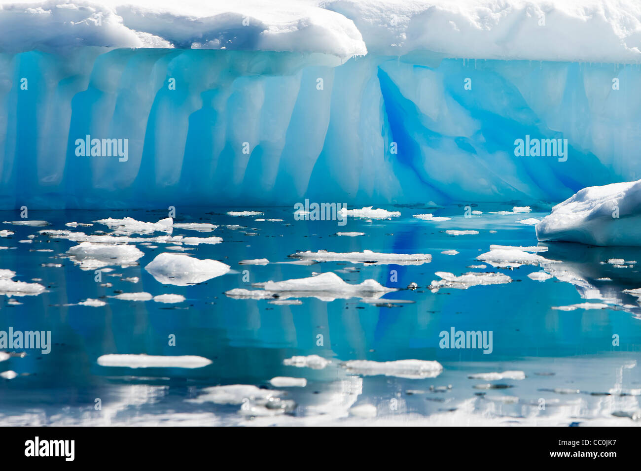 Antartico Colore Blu Colore di riflessione di ghiaccio Foto Stock