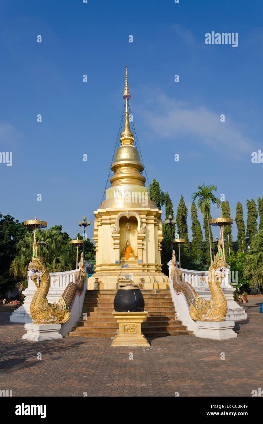 Stupa dorato con statue di serpente scala di framing e la statua del Buddha al tempio buddista in Thailandia del Nord Foto Stock