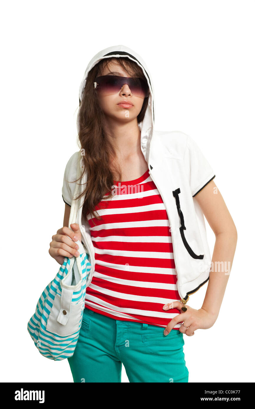 Elegante ragazza adolescente con zaino indossando occhiali da sole Foto Stock