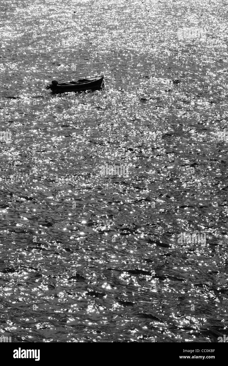 Oceano Atlantico e la piccola barca, Tenerife Foto Stock