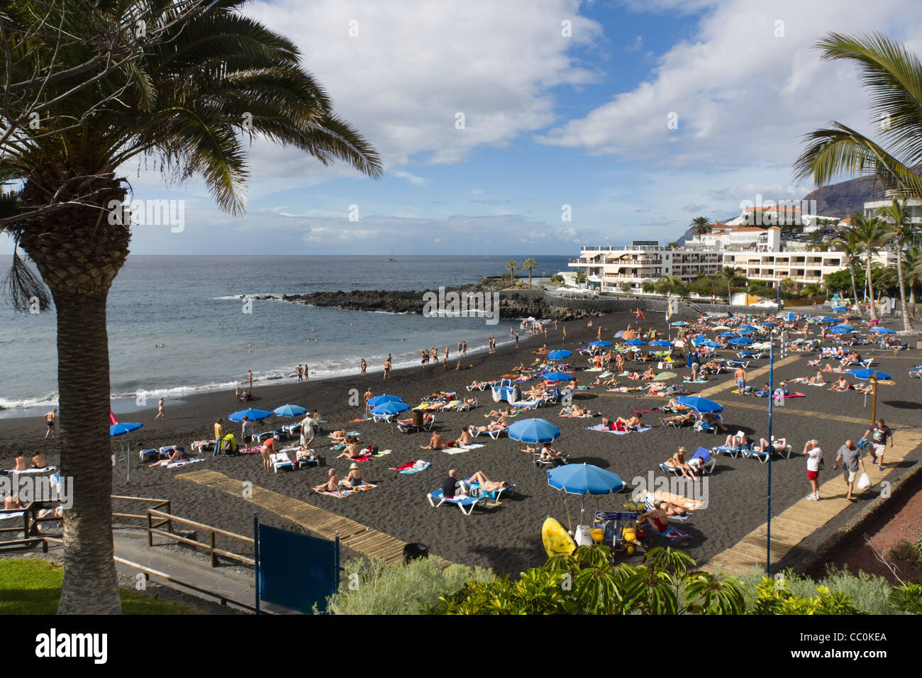 Arena Beach, Puerto de Santiago, Tenerife - lava nera spiaggia di sabbia Foto Stock