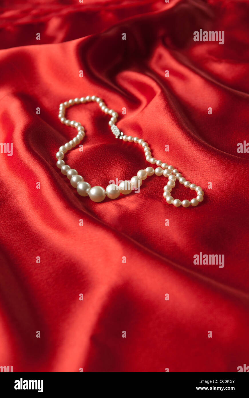 Collana di perle su seta rossa Foto Stock