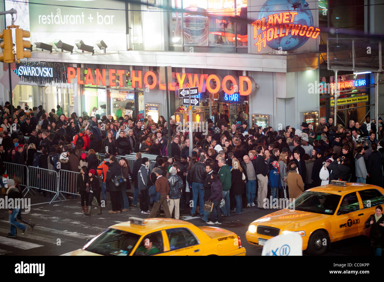 Migliaia e migliaia di turisti pack Times Square la notte prima della Vigilia di Capodanno. Foto Stock