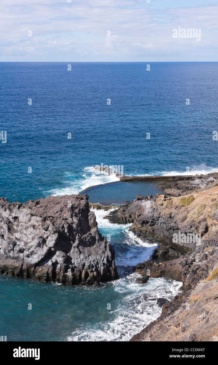 Crab Island - villa esclusiva e sviluppo tra Los Gigantes e Puerto de Santiago, Tenerife. Naturale di mare piscina. Foto Stock