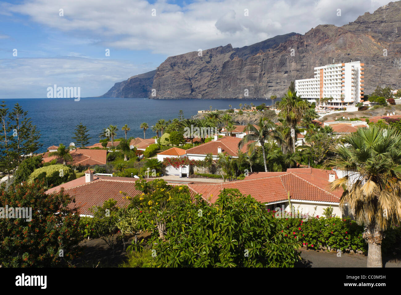 Crab Island - villa esclusiva e sviluppo tra Los Gigantes e Puerto de Santiago, Tenerife. Vista di Los Gig con Stil Hotel Foto Stock