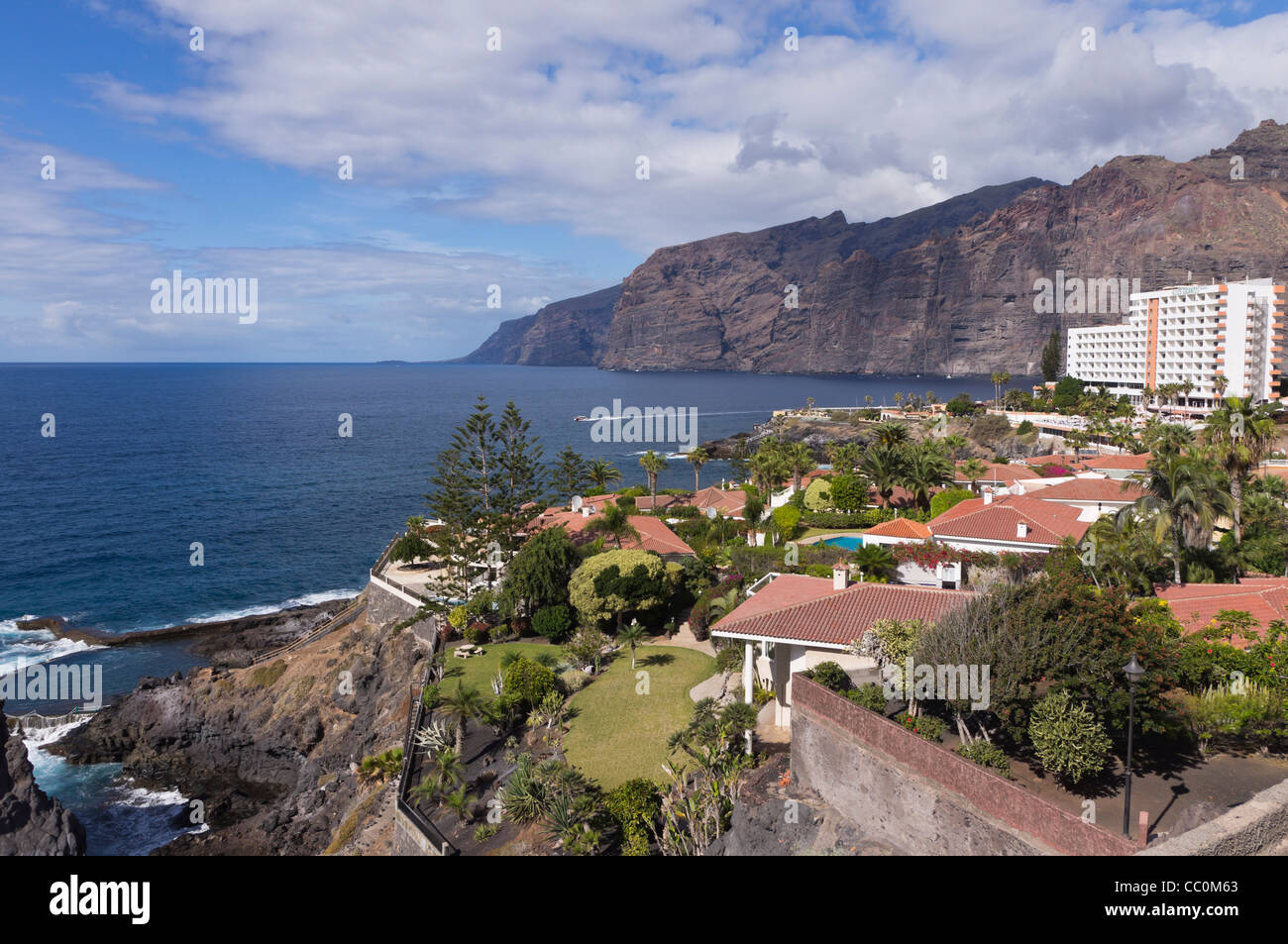 Crab Island - villa esclusiva e sviluppo tra Los Gigantes e Puerto de Santiago, Tenerife. Vista di Los Gig con Stil Hotel Foto Stock