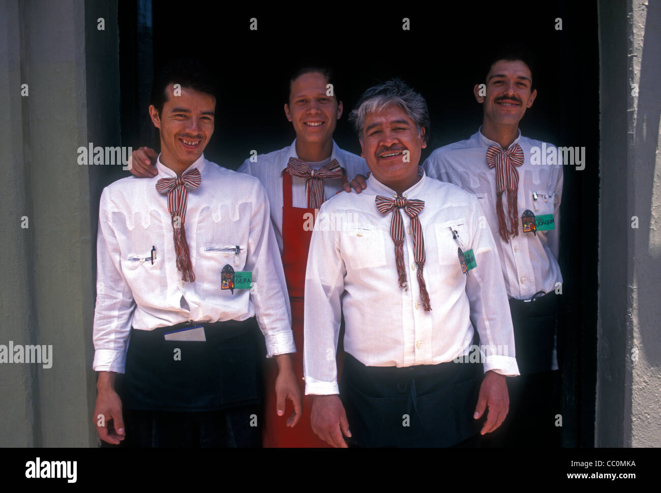 4, 4, gli uomini messicani, maschio camerieri, lavoratori, lavorando, ristorante messicano, contatto visivo, vista frontale, ritratto, Tlaquepaque, Stato di Jalisco, Messico Foto Stock