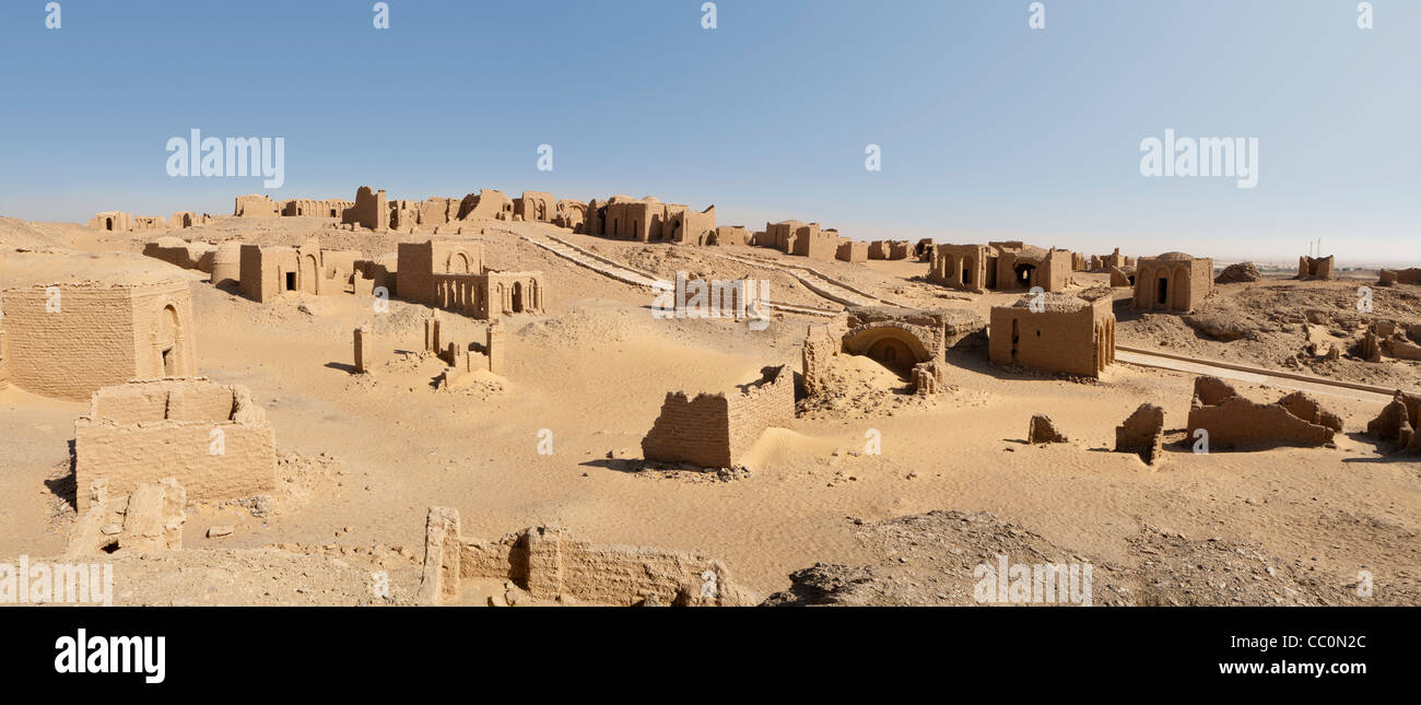 Panoramica dei primi il cimitero cristiano di Bagawat in basso a sud della pedemontana di Gebel el Teir, Kharga Oasis, Egitto Foto Stock