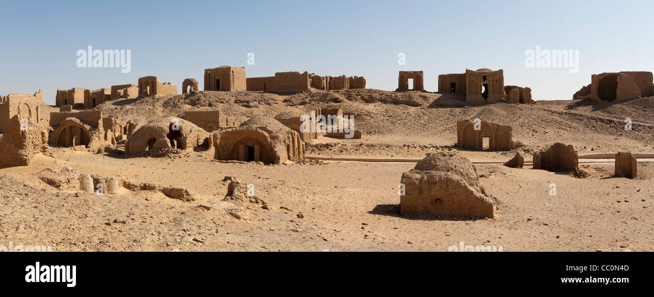 Panorama dei primi il cimitero cristiano di Bagawat in basso a sud della pedemontana di Gebel el Teir, Kharga Oasis, Egitto Foto Stock