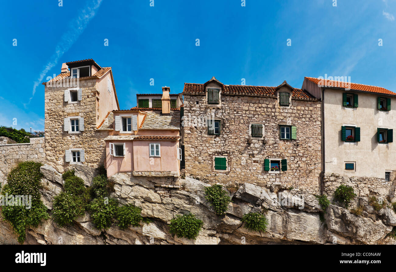 Case distintivo, costruita su una roccia, nel centro storico della città di Spalato, Dalmazia, Croazia, Europa Foto Stock
