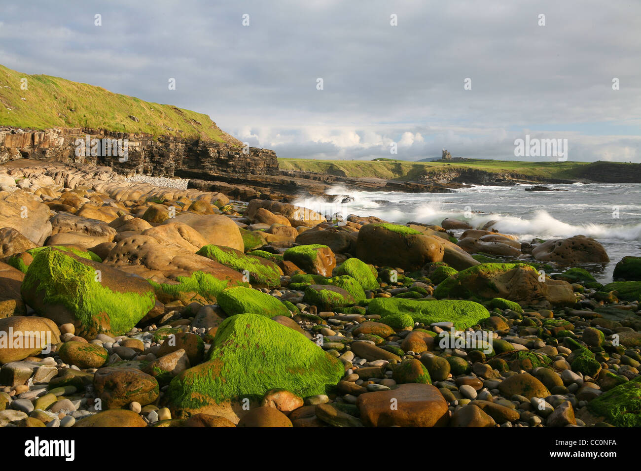 Robusto litorale di Sligo con Castello Classiebawn in background. Foto Stock