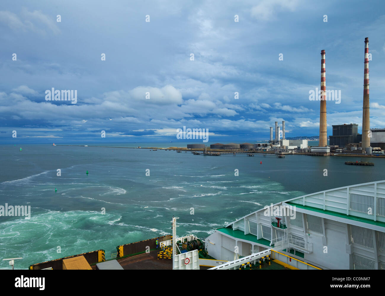 Poolbeg Power Station, aka La Piccionaia, Twin camini dal fiume Liffey, con la baia di Dublino oltre, Dublino, Irlanda Foto Stock