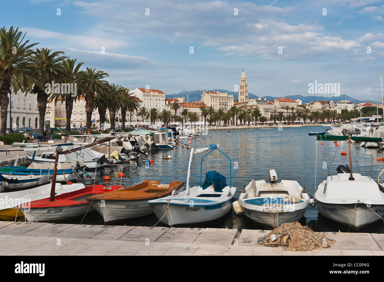 La porta della città, vista la Cattedrale di Sveti Duje. La torre campanaria è parte dell'ex palazzo di Diocleziano Split, Croazia, Europa Foto Stock