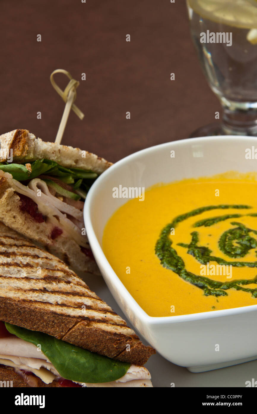 Arrosto zuppa di carota con pesto di basilico e la Turchia e Svizzera sul sandwich alla Griglia pane organico Foto Stock