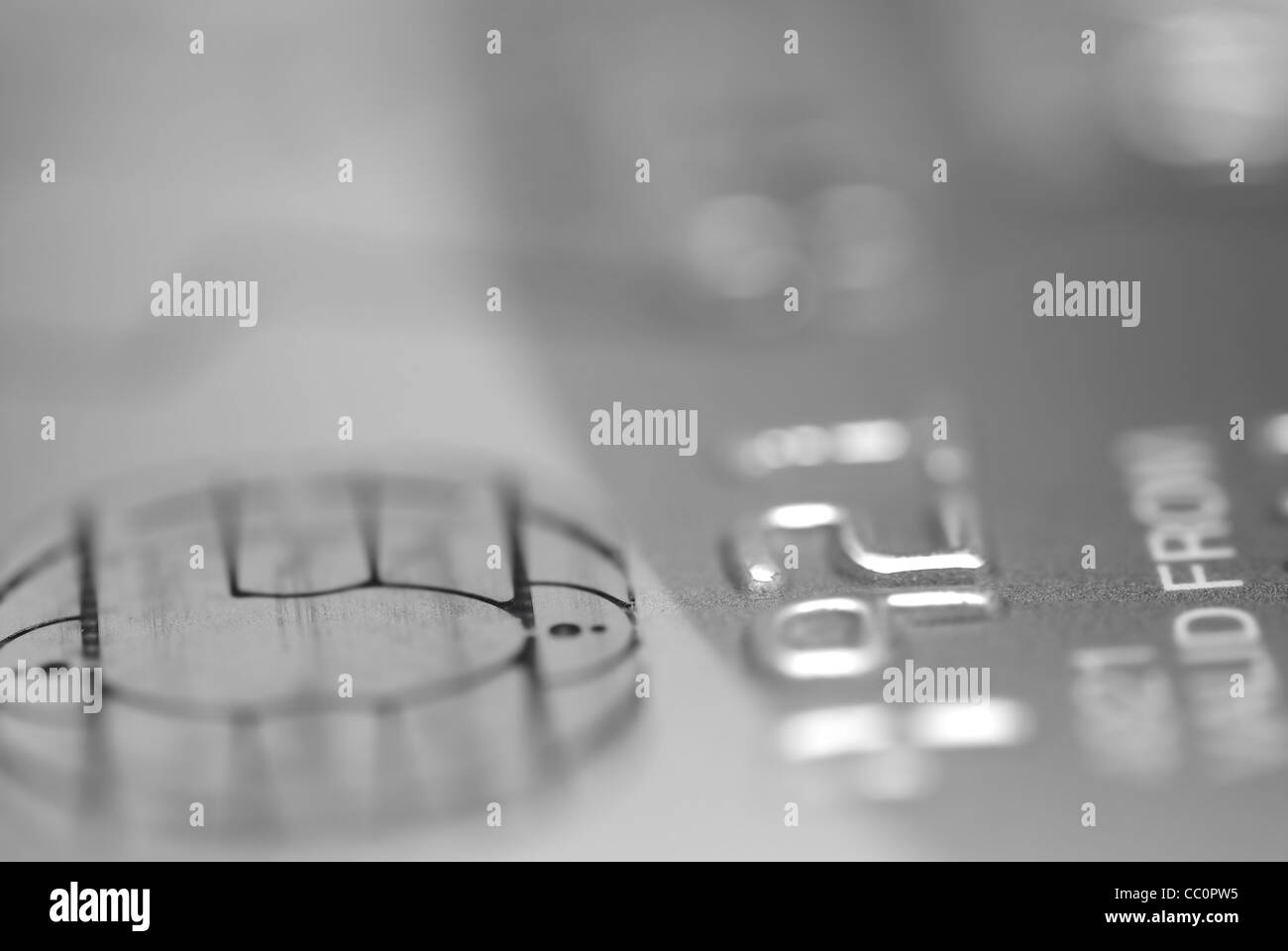 In bianco e nero macro immagini di carta di debito. Focus sui numeri e Chip. Foto Stock