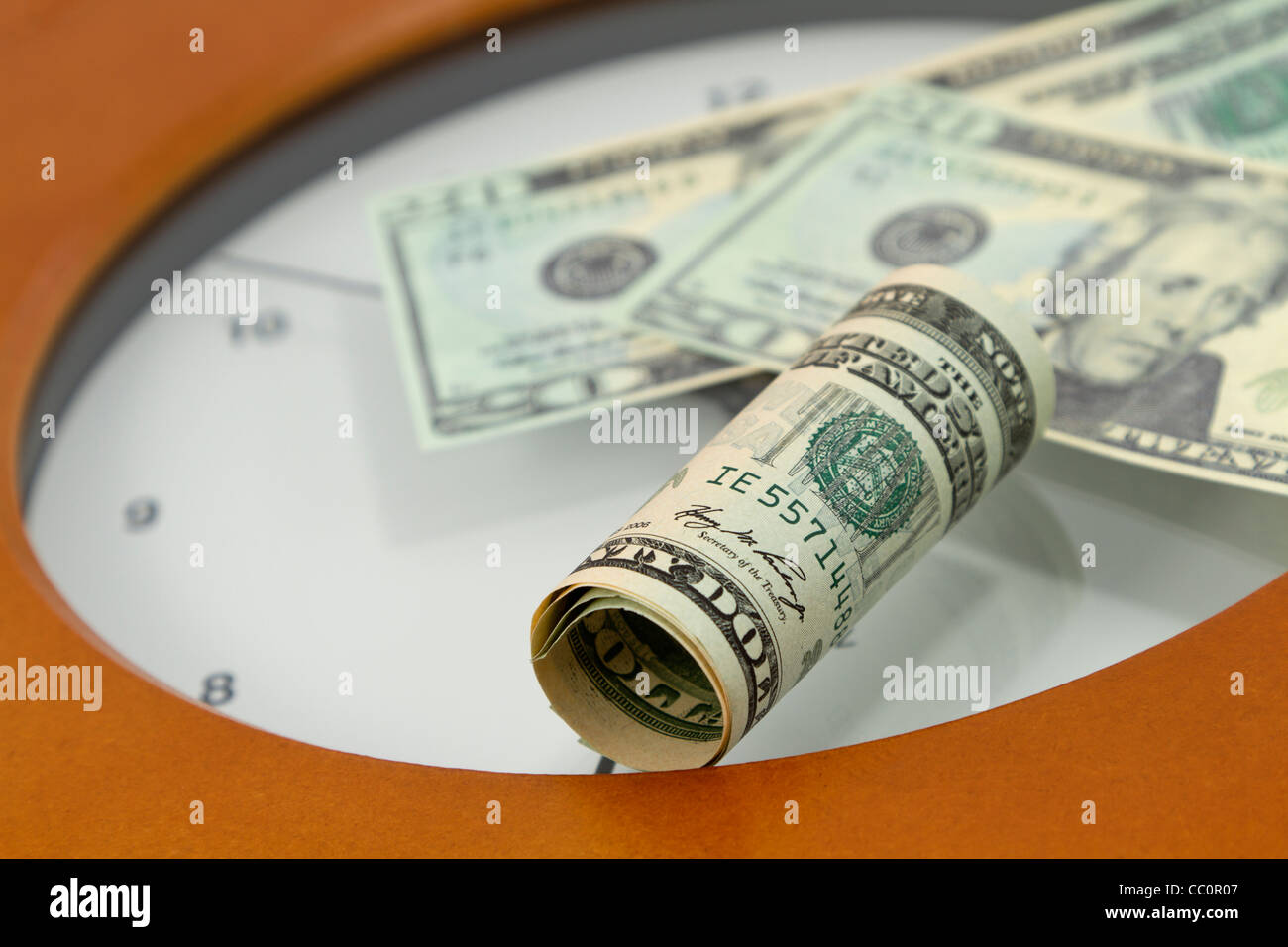 Moneta americana disposta sulla faccia di clock in un'immagine delle finanze e tempo, investimenti e distribuzione. Foto Stock
