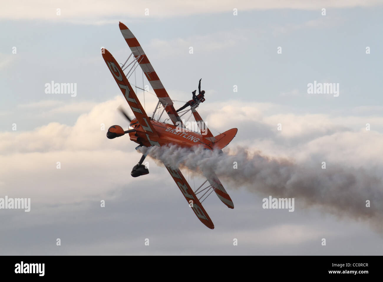 Breitling wingwalker aeromobili Boeing Stearman Model 75 a Dunsfold Ali & ruote 2011 Foto Stock