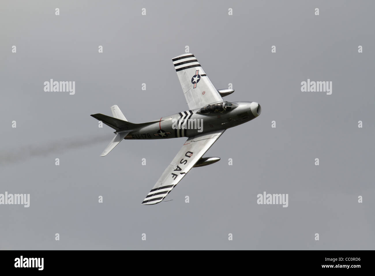 La North American Aviation F-86 Sabre jet da combattimento a Dunsfold Ali & ruote in airshow 2011 Foto Stock