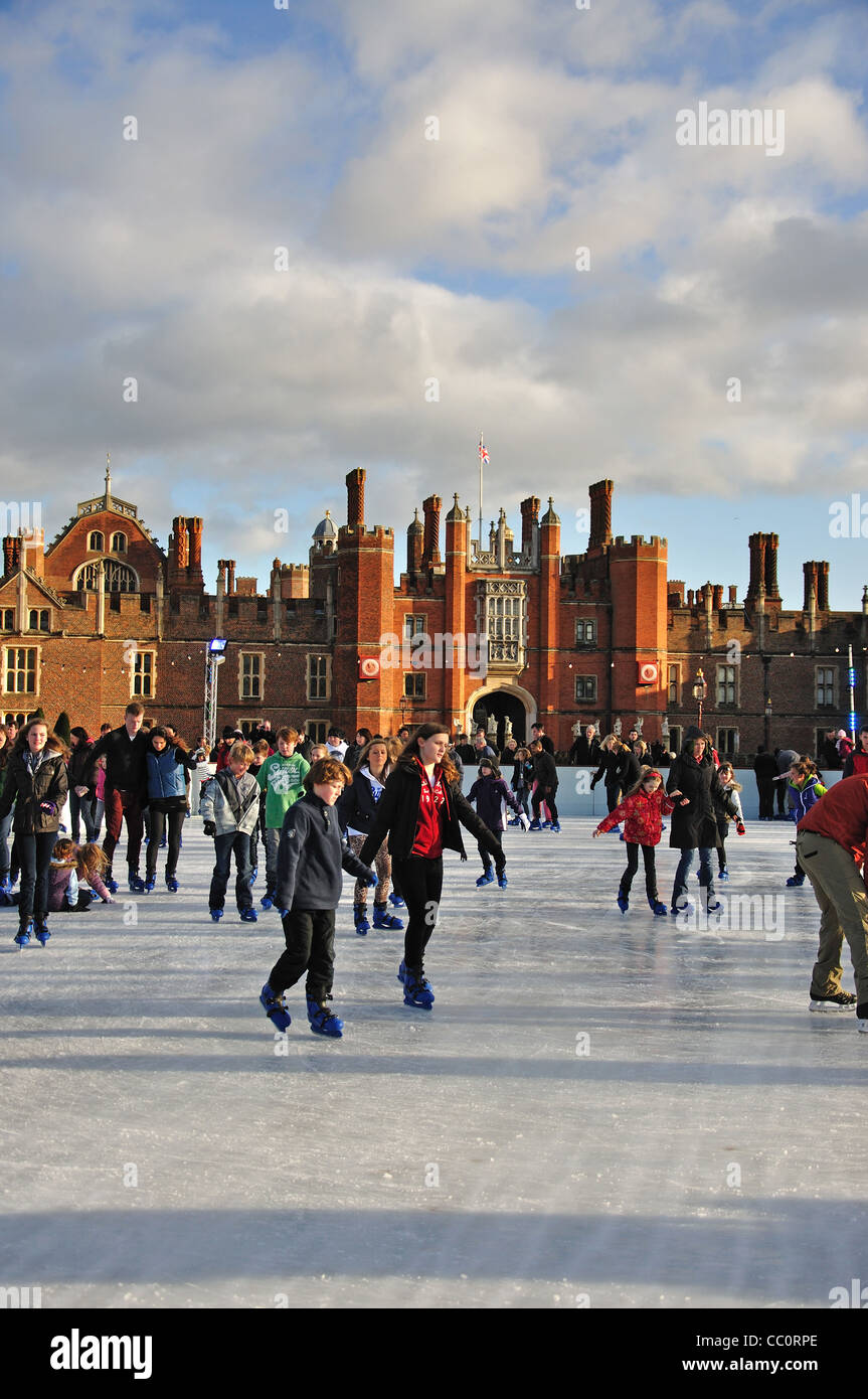 Pattinaggio su ghiaccio a Hampton Court Palace, London Borough of Richmond upon Thames, Greater London, England, Regno Unito Foto Stock