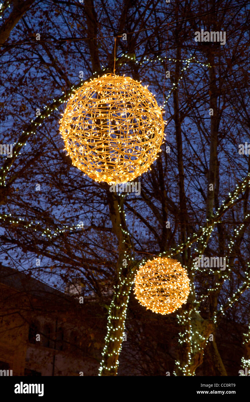 Decorazioni Luminose Natalizie.Le Decorazioni Di Natale Sfere Luminose Luci Appese Palma De Maiorca Spagna Europa Foto Stock Alamy