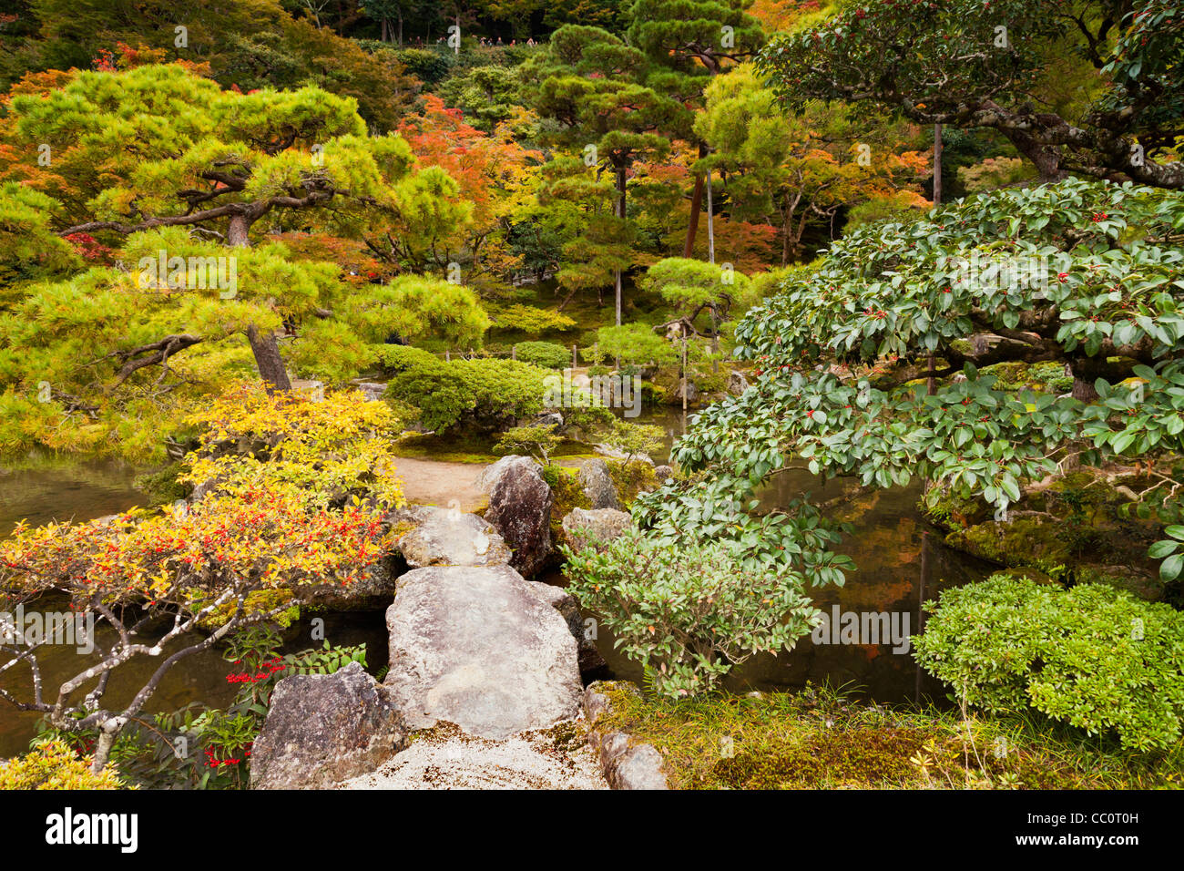 Colore di autunno nei giardini a Ginkaku-ji, il Padiglione di Argento a Kyoto, in Giappone. Foto Stock