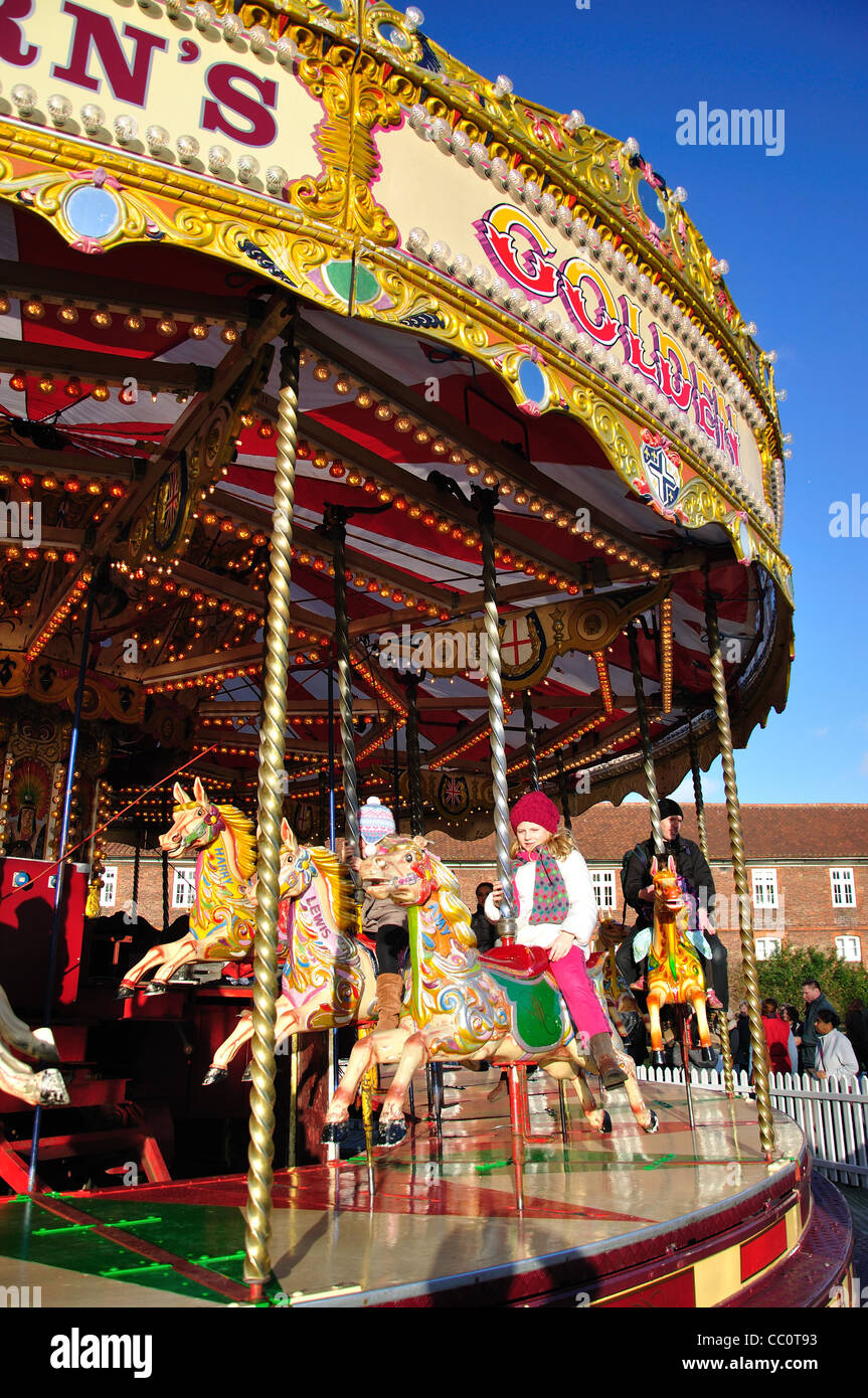 Giostra a Hampton Court Palace pista di pattinaggio su ghiaccio, Hampton, London Borough of Richmond upon Thames, London, England, Regno Unito Foto Stock