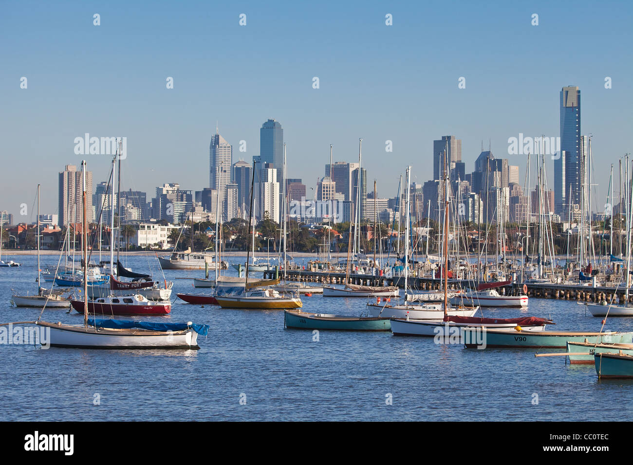 St Kilda: dal molo della città con barche / yacht nel porto che mostra la skyline di Melbourne e del mare e spiaggia. Foto Stock