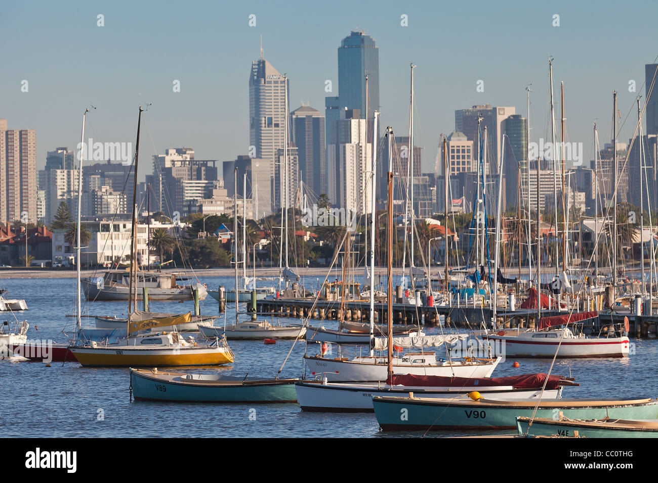 St Kilda: dal molo della città con barche / yacht nel porto che mostra la skyline di Melbourne e del mare e spiaggia. Foto Stock