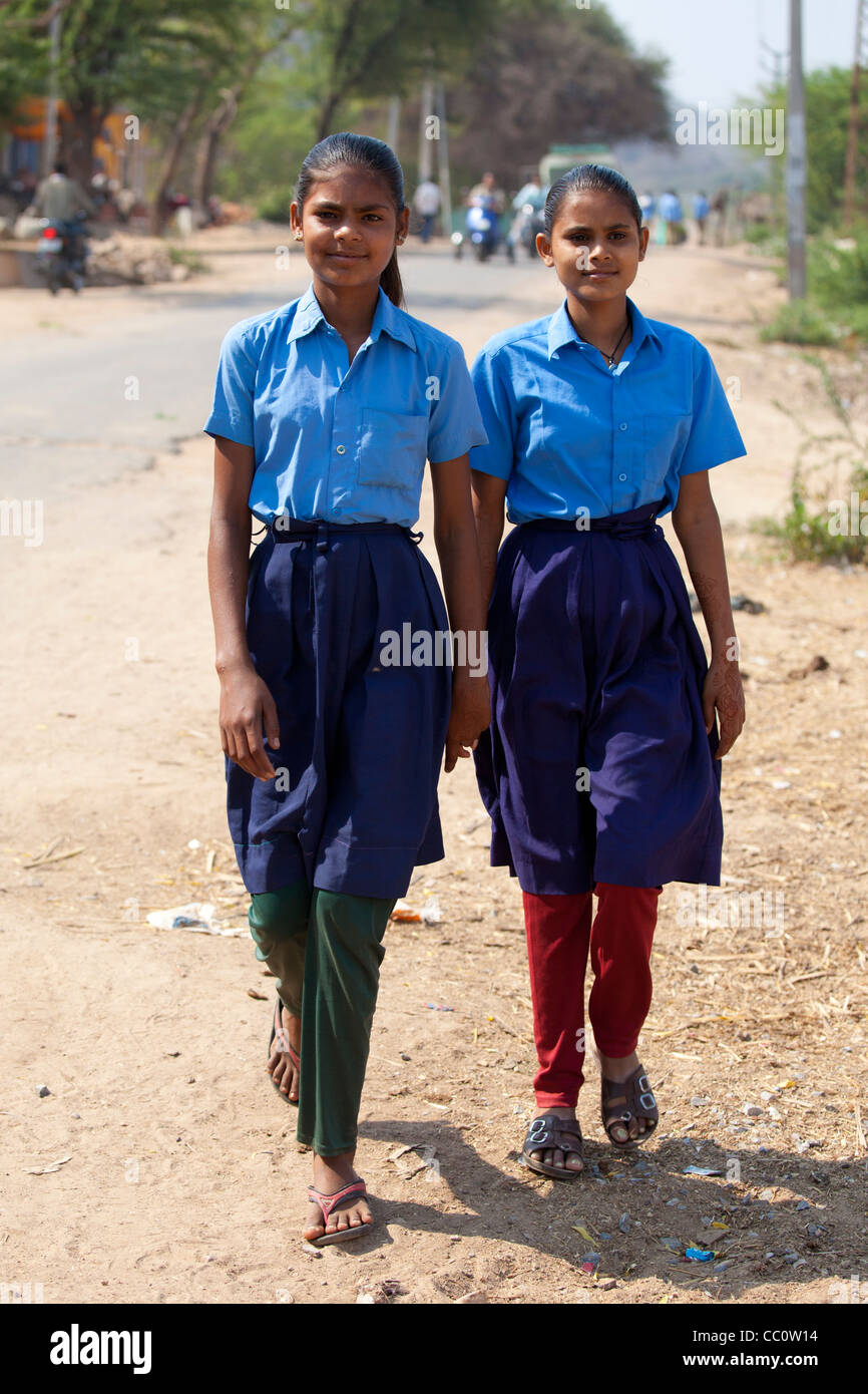 Indian studentesse in uniforme scolastica al Sawai Madhopur nel Rajasthan, India settentrionale Foto Stock