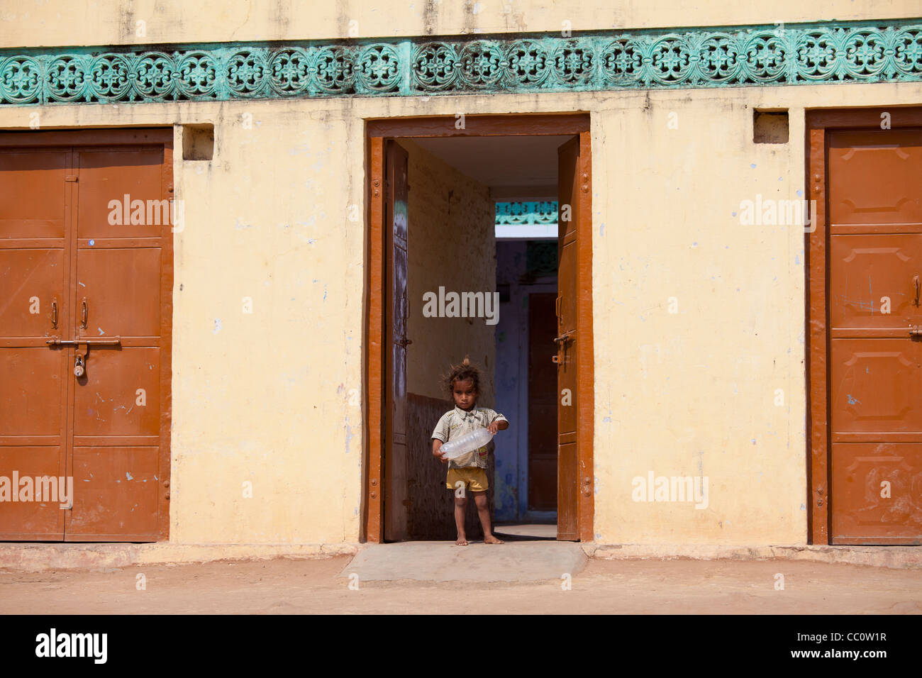 Bambino indiano a casa in Sawai Madhopur nel Rajasthan, India settentrionale Foto Stock