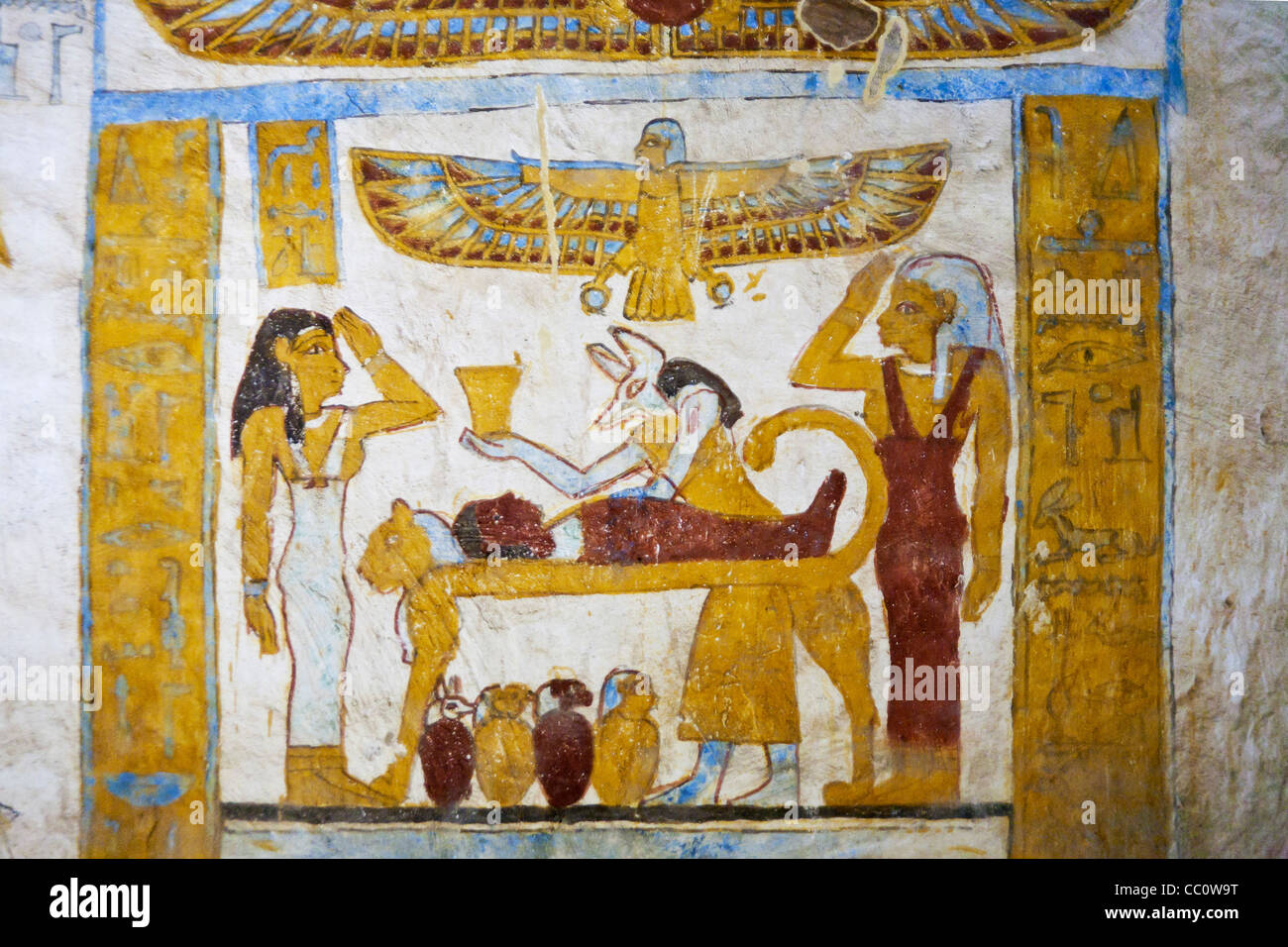 Pareti decorate nella tomba di Bannentui situati in Qarat Qasr Salim villaggio di Bawiti, Oasi Bahariya Egitto. Foto Stock