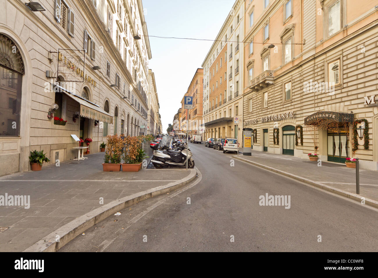 Un vuoto che la strada di Roma, Italia Foto Stock