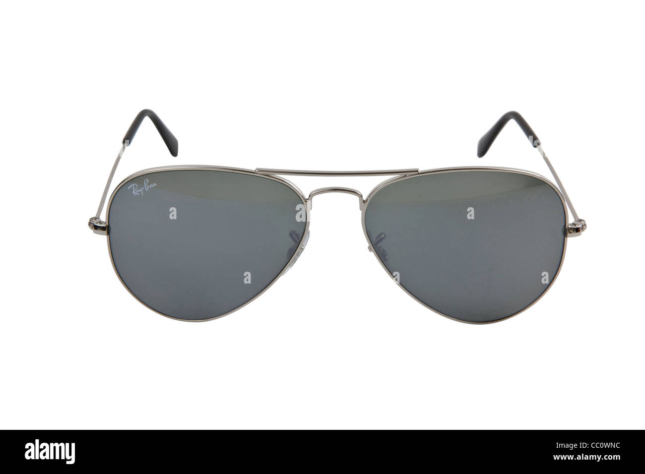 Occhiali da sole prodotto retail colpi contro il bianco puro isolato di sfondo sotto studio illuminazione dal angolo anteriore. sfumature Foto Stock
