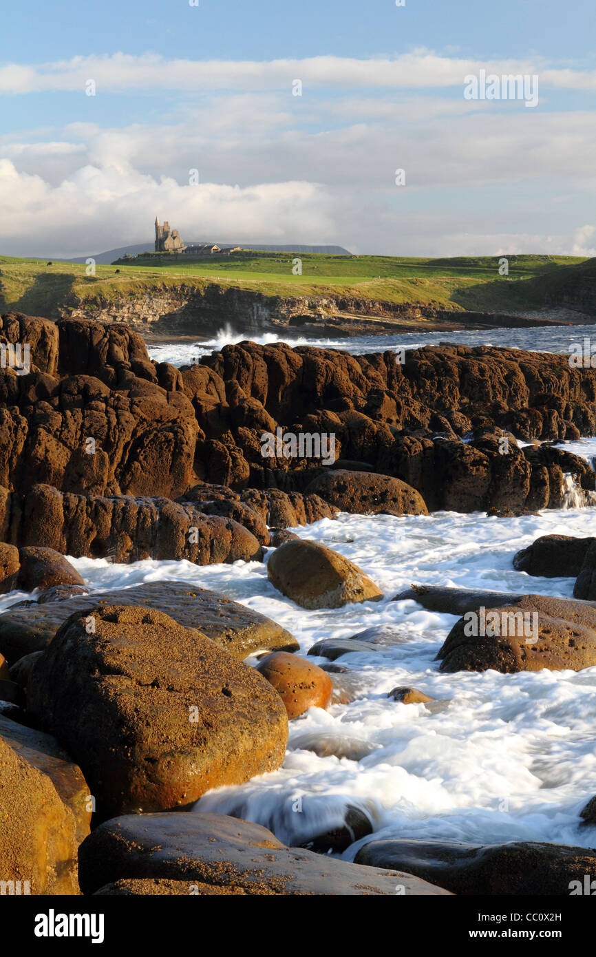 Robusto litorale di Sligo con Castello Classiebawn in background. Mullaghmore. L'Irlanda Foto Stock