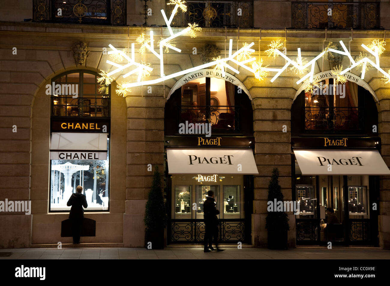 Chanel e Piaget negozi in Place Vendome Square con le decorazioni di Natale  a Parigi, Francia Foto stock - Alamy