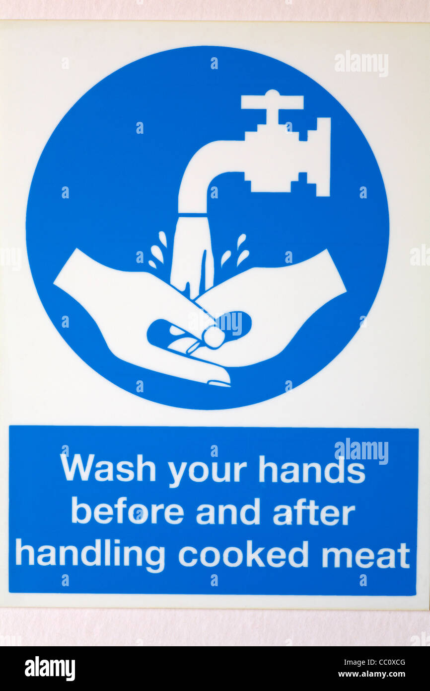 Segno di igiene - lavarsi le mani prima e dopo la manipolazione di carne cotta Foto Stock