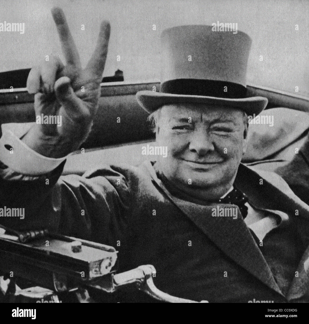 Leader bellico inglese Winston Churchill con il suo famoso V per la vittoria di segno. Immagine da archivio di stampa Ritratto Service (ex premere Portait Bureau) 1946 immagine Foto Stock
