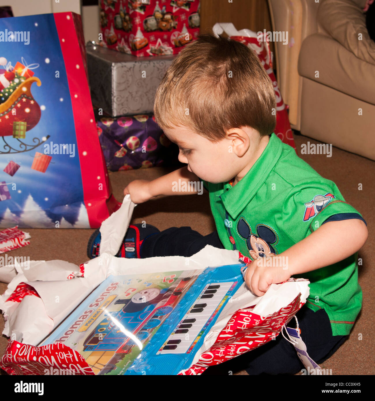 Regalo Di Natale 2.2 Anno Di Eta Giovane Ragazzo Bambino Neonato Bimbo Apertura Di Un Natale Regalo Di Natale Presenta Foto Stock Alamy