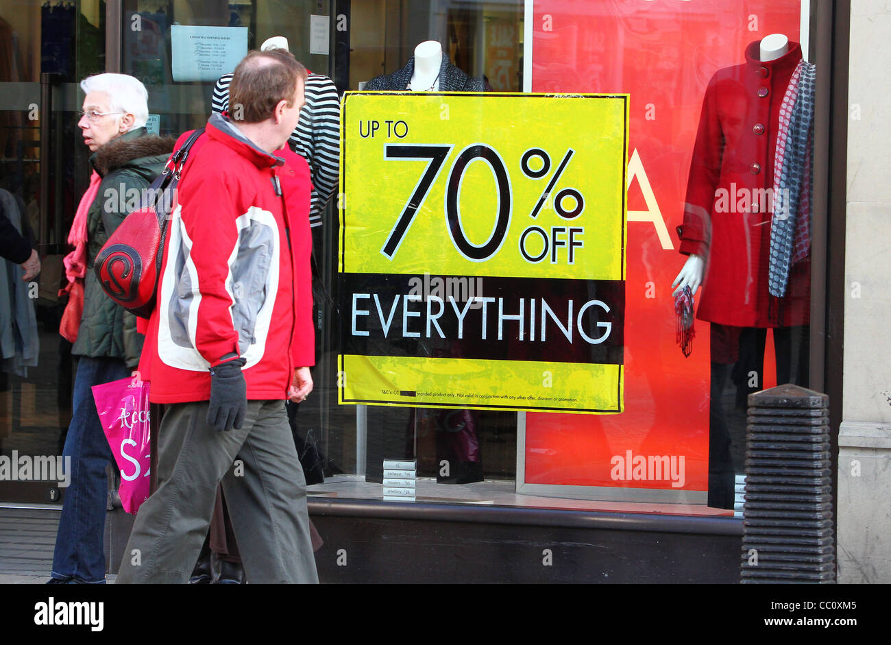 Gennaio la vendita agli acquirenti su High Street a Cambridge, Inghilterra Foto Stock