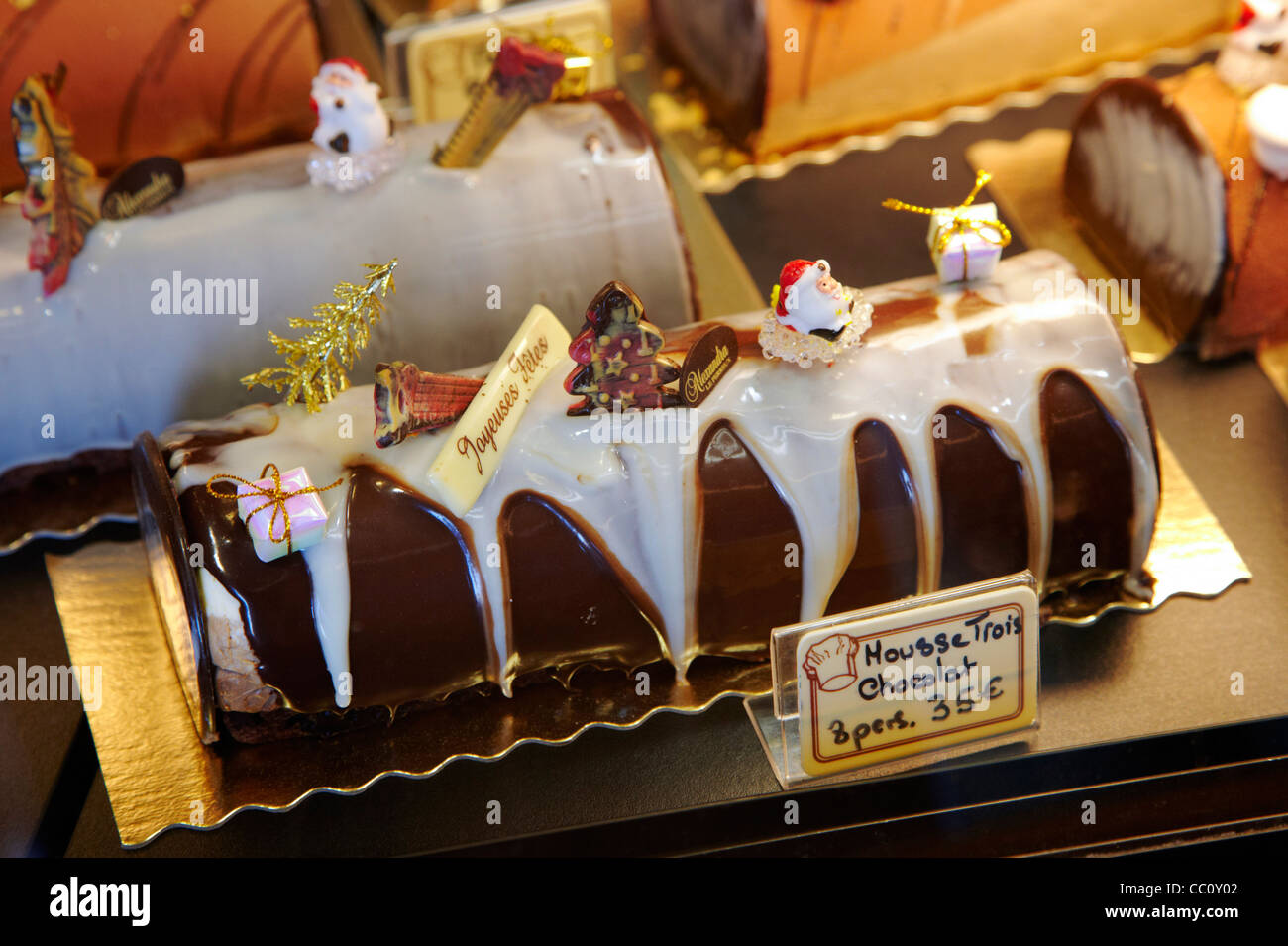 Natale pasticceria display in Boulangerie Alexandra, un panificio popolare nei sobborghi di Parigi. Le Perreux-sur-Marne, Francia Foto Stock