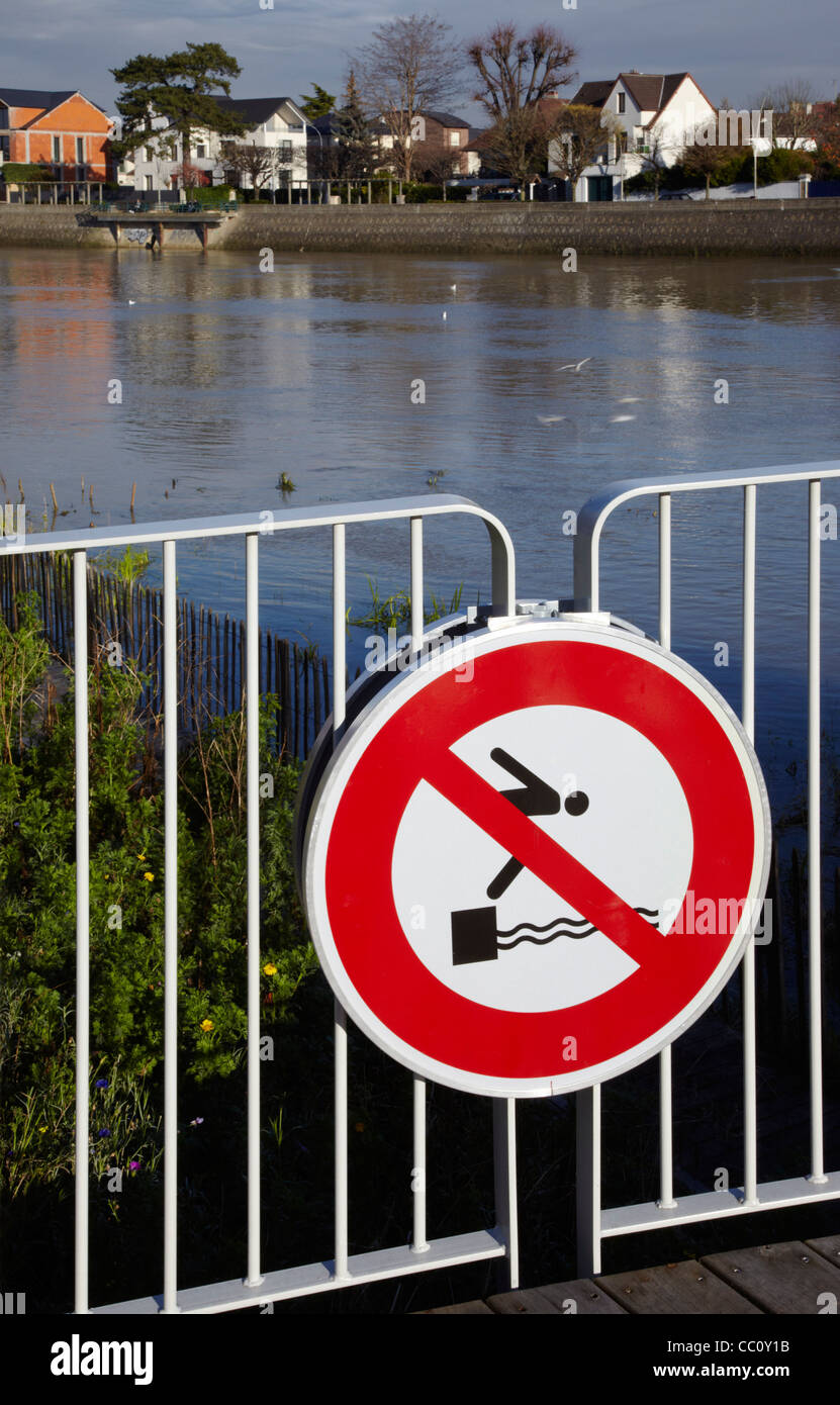 'No Diving" segno sul molo sul fiume Marne. Le Perreux-sur-Marne, Val-de-Marne, Francia. Foto Stock
